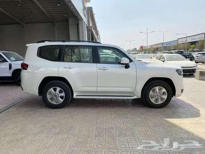 تويوتا لاندكروزر GXR L2 بنزين 2025 7