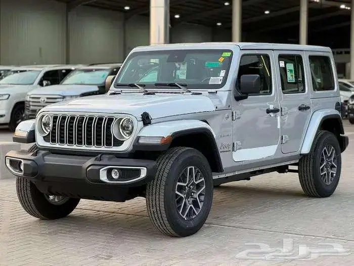 جيب رانجلر 4 ابواب صحاري انليميتد 2023 ابيض و 2024 فضي 2