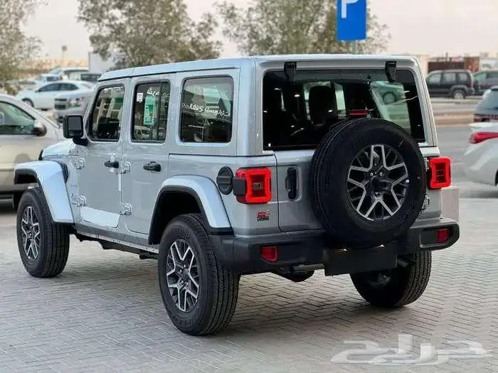جيب رانجلر 4 ابواب صحاري انليميتد 2023 ابيض و 2024 فضي 9