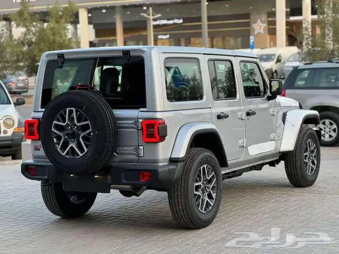 جيب رانجلر 4 ابواب صحاري انليميتد 2023 ابيض و 2024 فضي 10