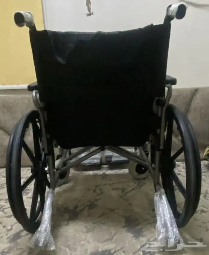 كرسي متحرك لكبار السن نظيف 1