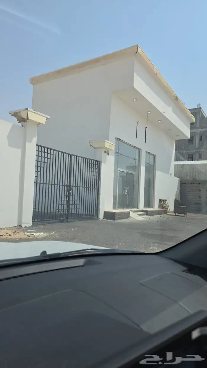 محل وأرض مسوره للإيجار 1