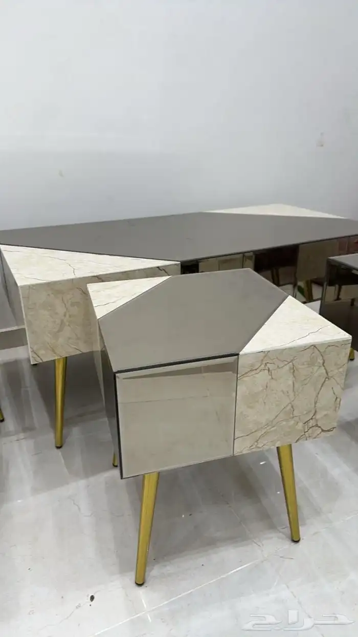 طاوله للبيع نظيفة 1