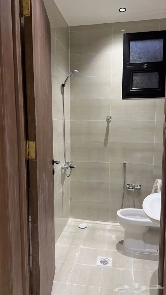 شقه للايجار حي تنال الرمال 1