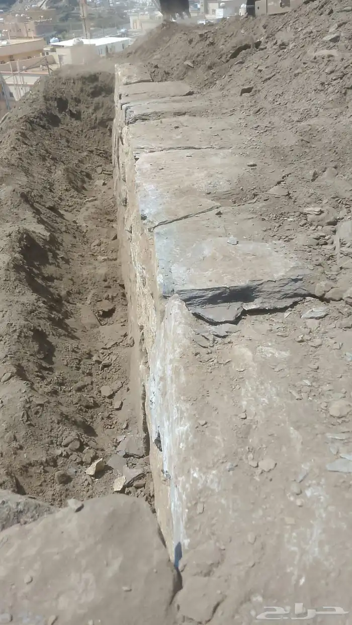 يوجد لدينا بكلين للأجار لقص الأراضي وبنيان الحجر 1