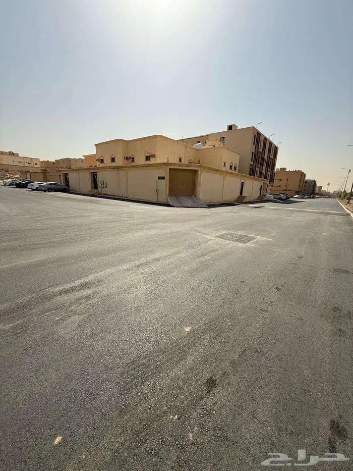 دور أرضي كامل للإيجار في حي عكاظ الرياض 0