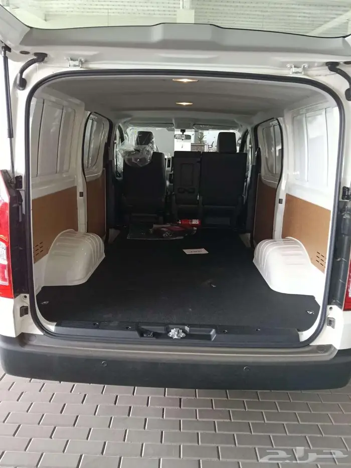 تويوتا باص بضاعه سقف منخفض ديزل جير عادي م 2025 - سعودي 12