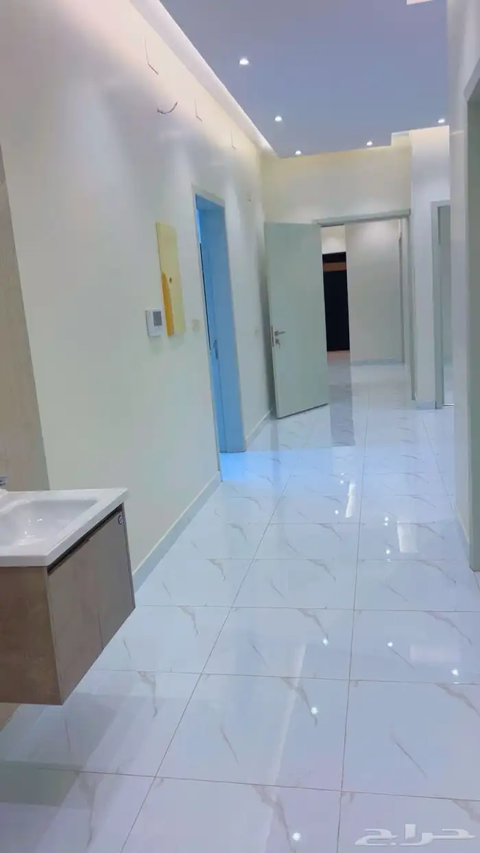 شقة جديده للايجار ثروات أبها 1