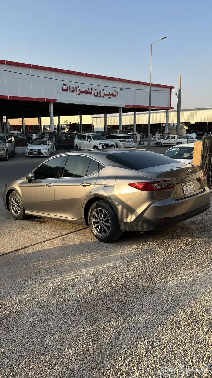 تويوتا كامري 2025 E بنزين سعودي عداد 19 الف اللون تيتانيوم 7
