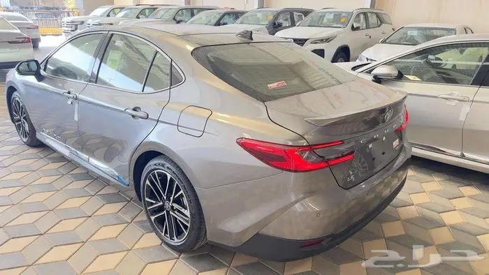 كامري ال اي هايبرد رمادي 2025 4