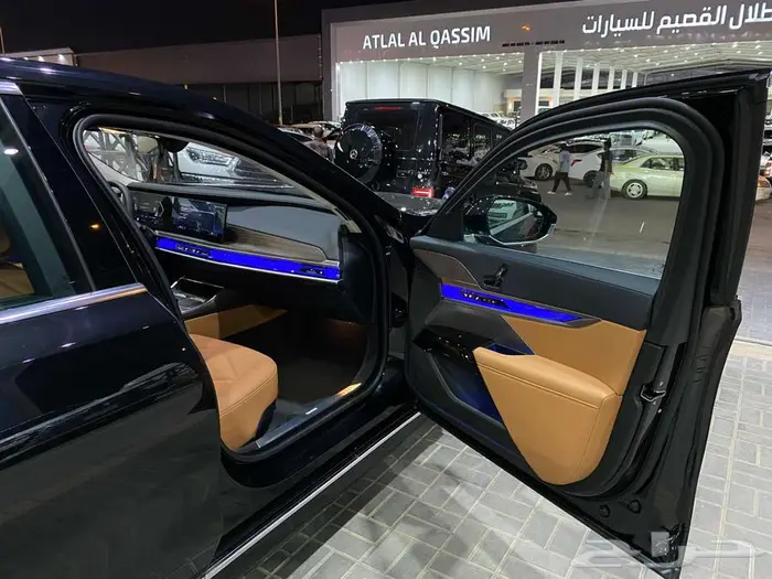 بي ام دبليو 735i موديل 2026 اسود خليجي 15