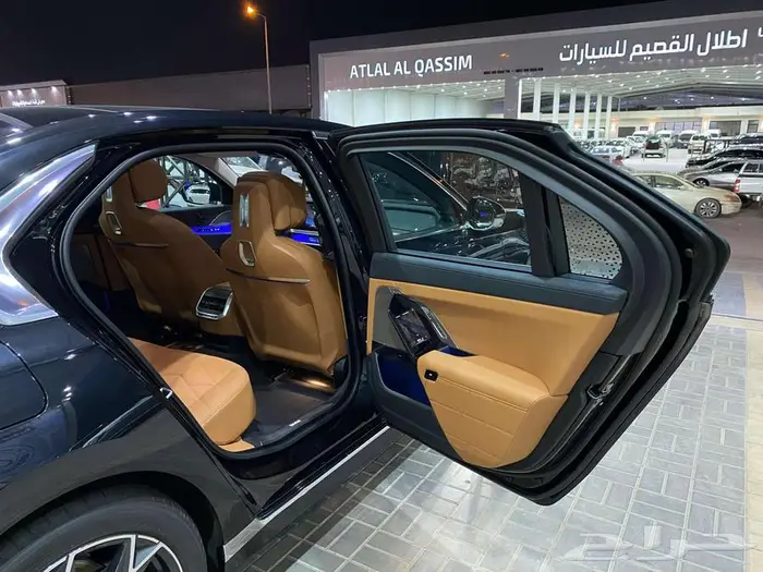 بي ام دبليو 735i موديل 2026 اسود خليجي 18