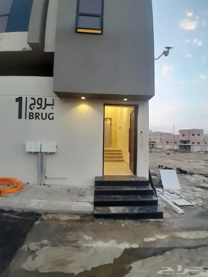 للبيع شقه دور ثاني مع ملحق وسطح مستقل ب590الف بحي الحسام 1