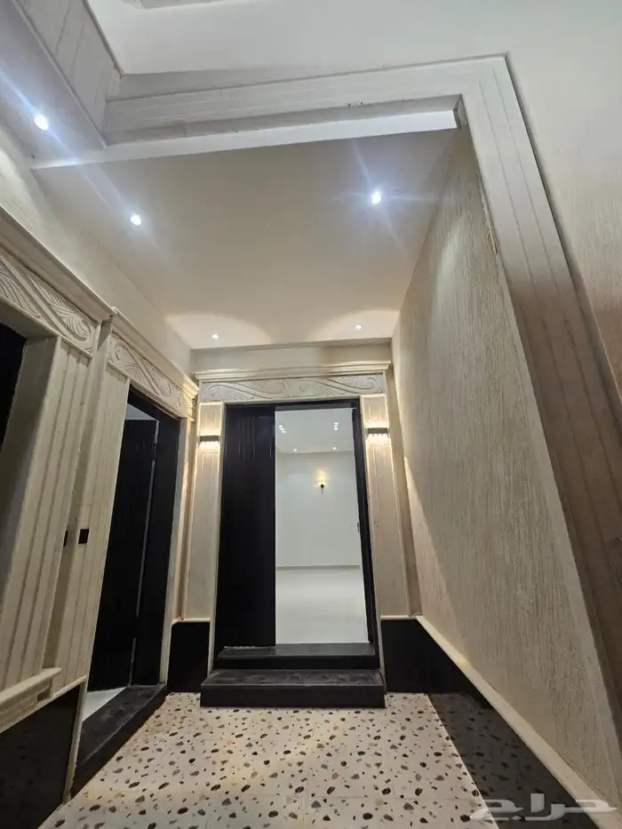 للبيع فلة ظهرة لبن 400م دور ارضي ودرج صاله و 4 شقق استديو 2