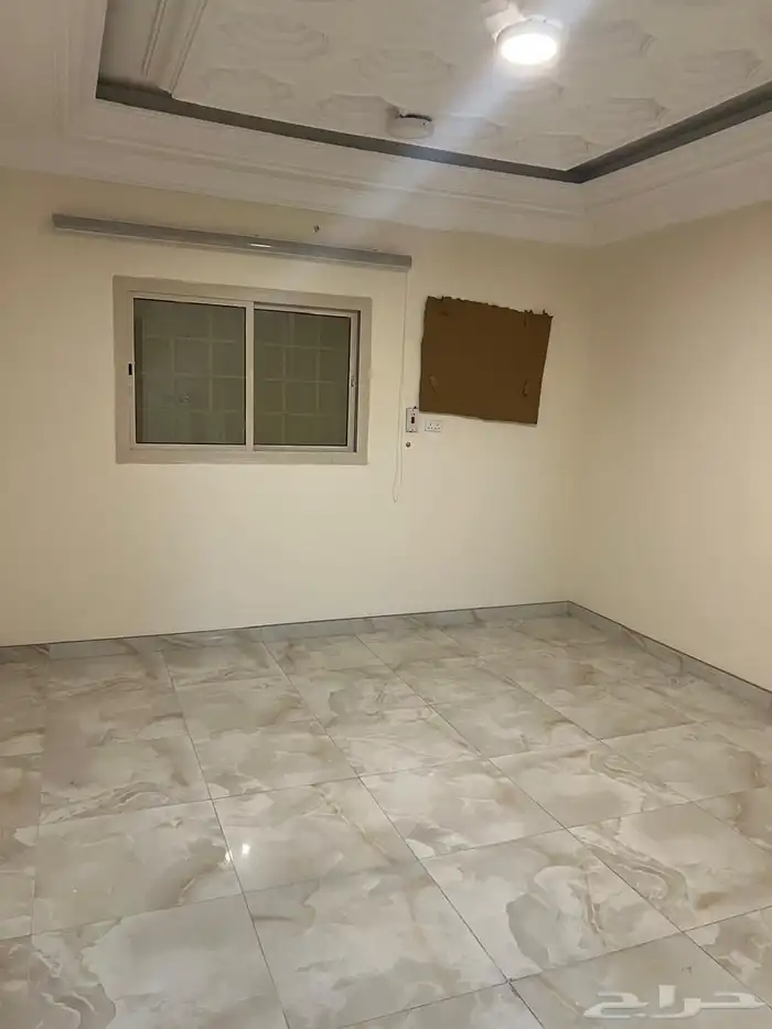 شقة مساحتها 135 متر مكونه من اربعة غرف ومطبخ وصاله و2 دورة 0