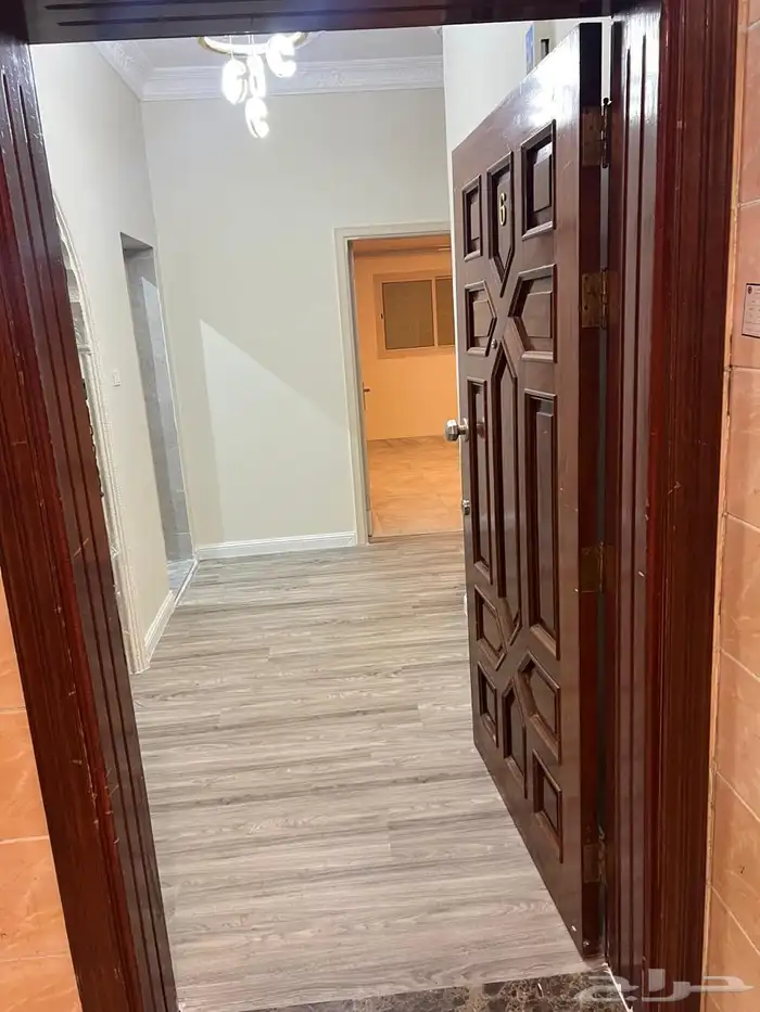 شقة مساحتها 135 متر مكونه من اربعة غرف ومطبخ وصاله و2 دورة 7