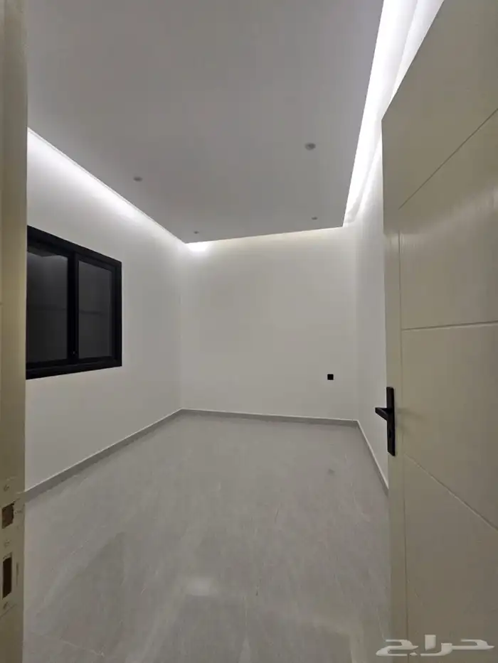 للبيع فلة ظهرة لبن 400م دور ارضي ودرج صاله و 4 شقق استديو 22