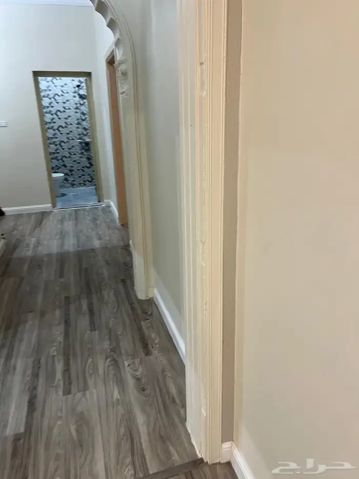 شقة مساحتها 135 متر مكونه من اربعة غرف ومطبخ وصاله و2 دورة 2