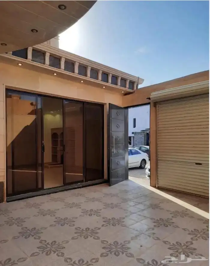 للبيع فيلا فاخرة حي الرمال 7