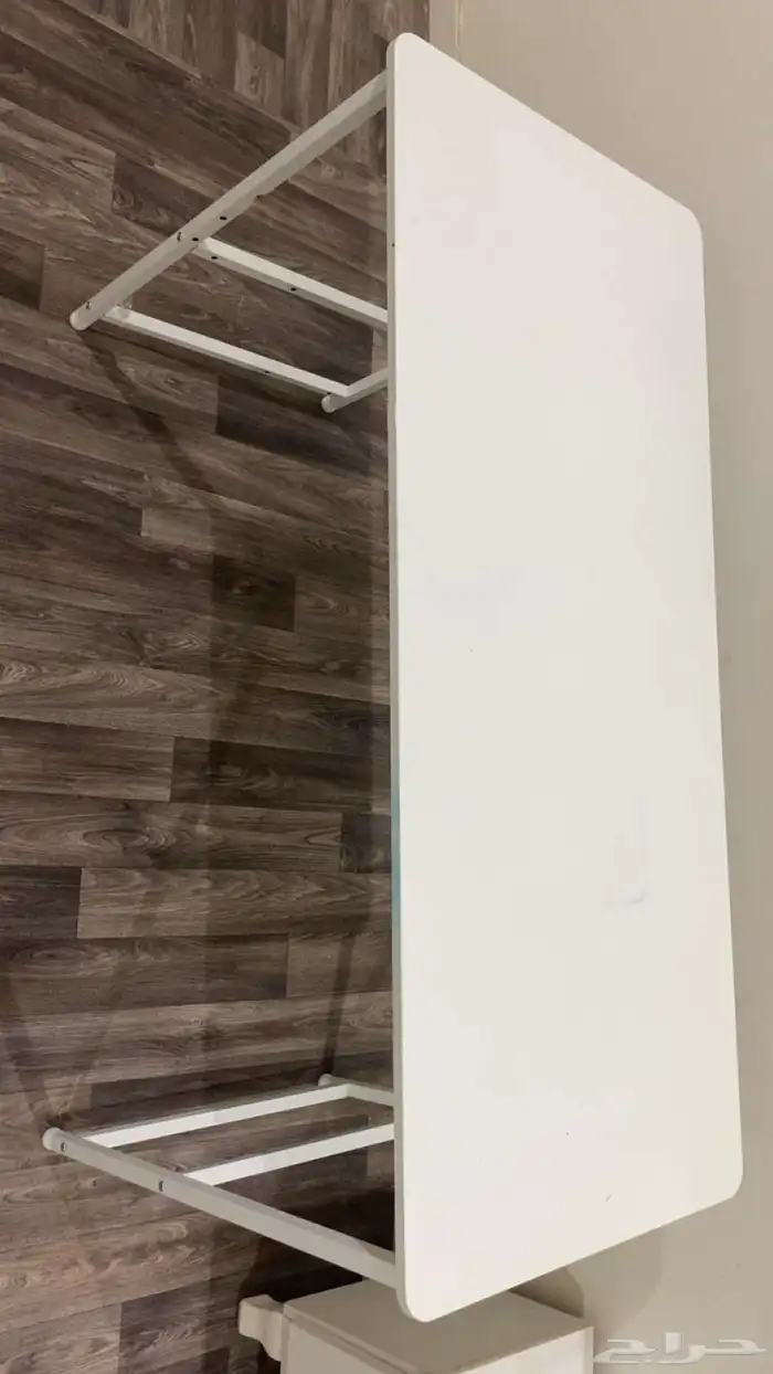 طاوله بيضاء 0