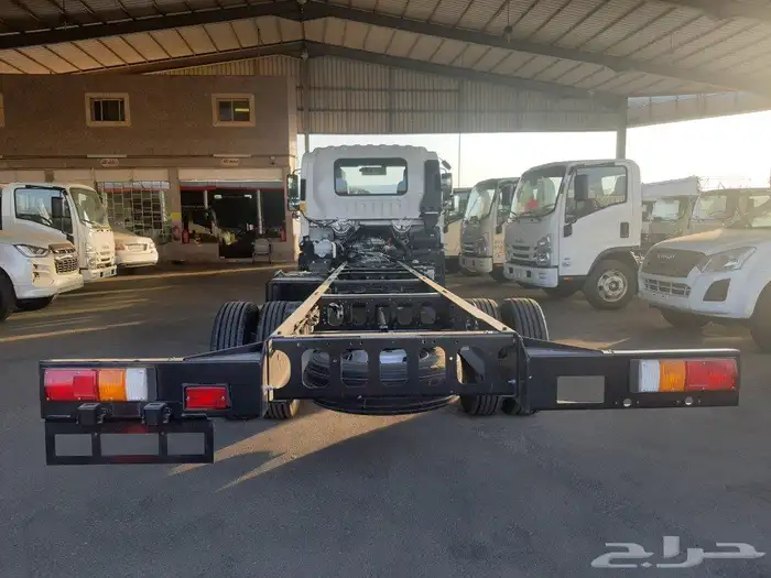 شاحنة ايسوزو 7.5طن شاصيه طويل 1