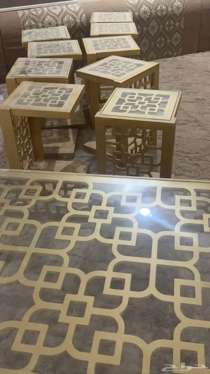 طاوله ومعاها خدمات 9 0
