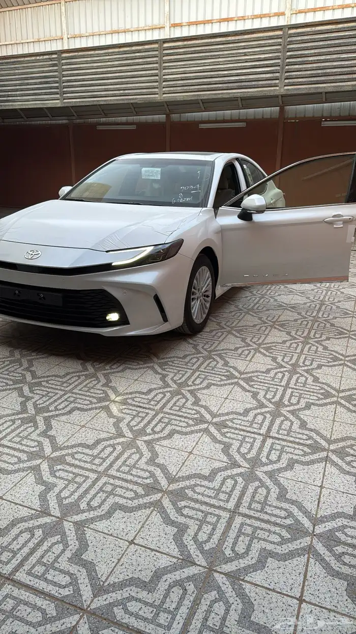 كامري 2025 نص فل ابيض فتحه بنزين Le 0