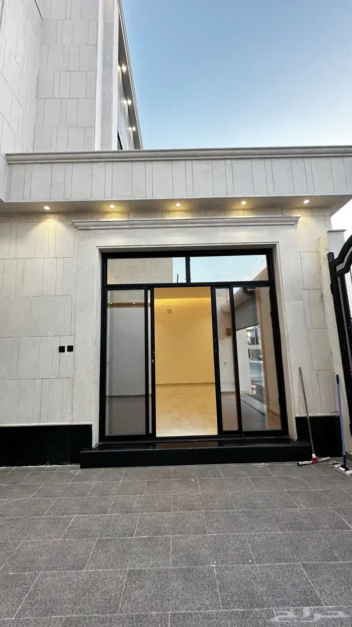 فيلا درج داخلي مع شقتين 1