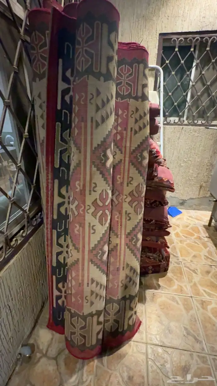 مدات ومساند وفرشات واربع طاولات 2