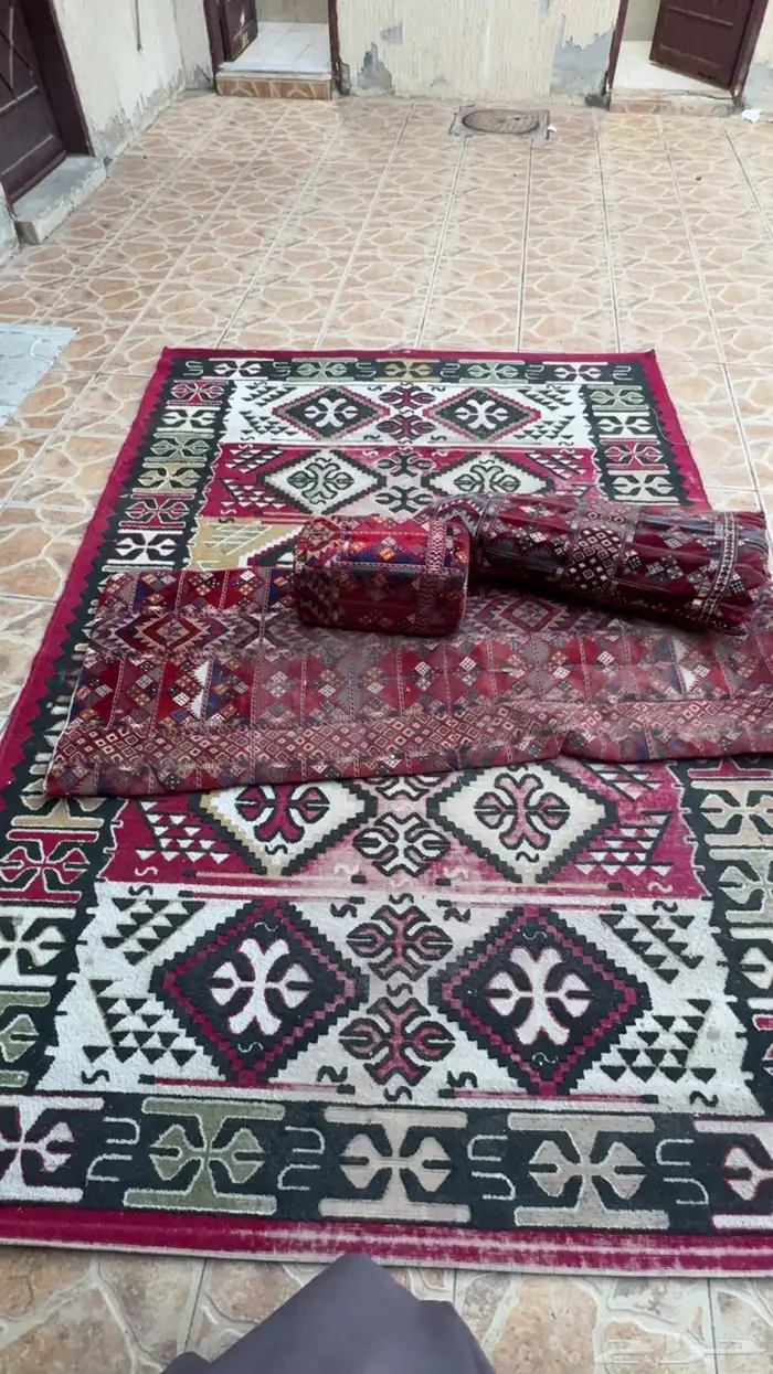 مدات ومساند وفرشات واربع طاولات 0