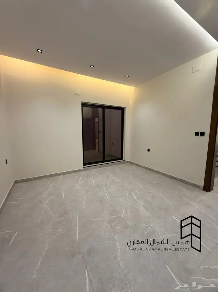 للبيع شقه ارضيه حي الاخضر بندخل خاص ومطبخ راكب 9