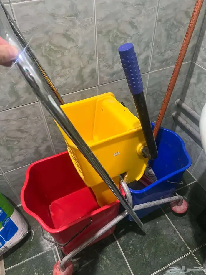كرسي مكتب جلد و 2 جردل بالترولي 3