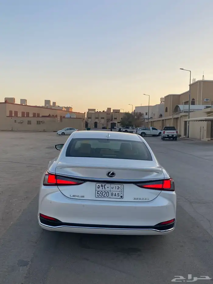 لكزس ES300 2023 هايبرد 3