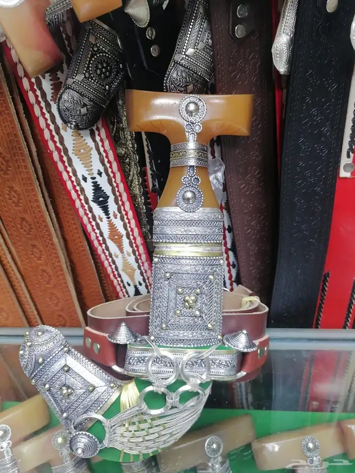 جنبيه كفو الشكل في الصوره قبل تغيير لون الحزام الى لون اسود 0