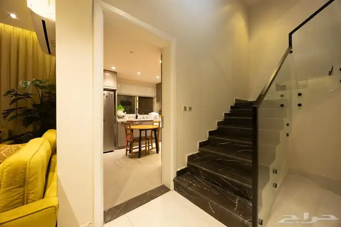 فلة للبيع في حي النرجس المساحة 250 م 8