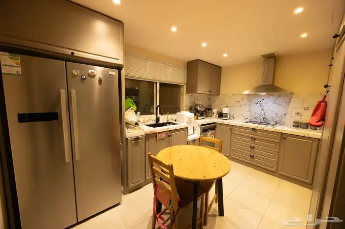 فلة للبيع في حي النرجس المساحة 250 م 3