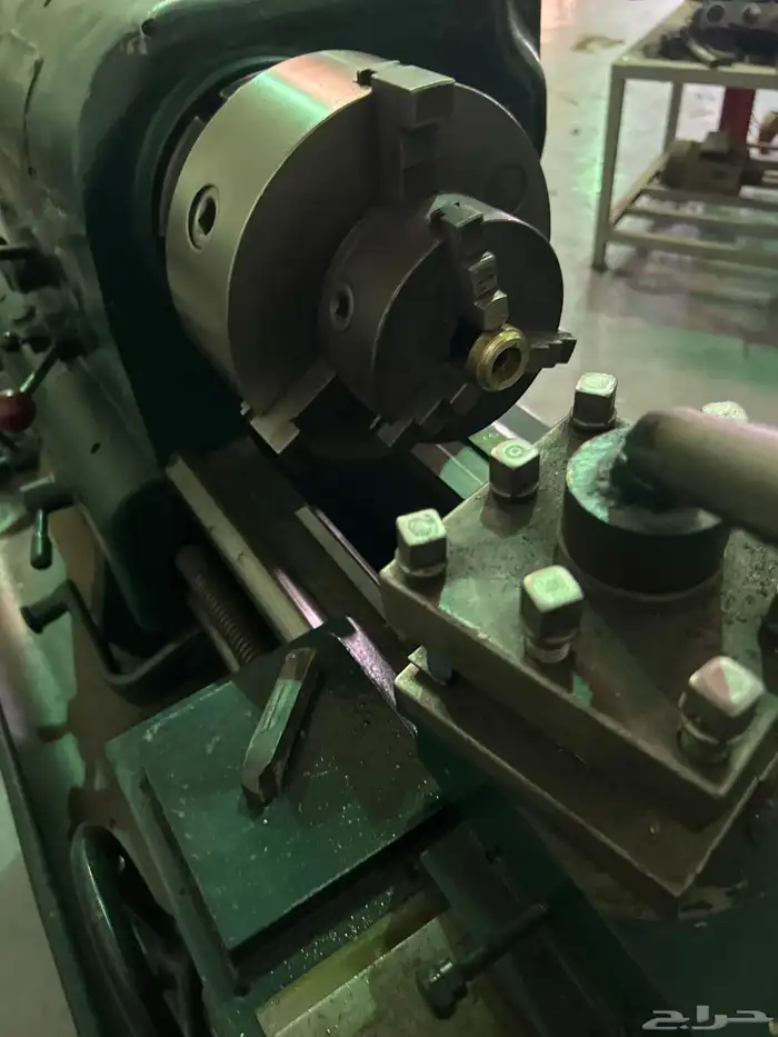 للبيع مخرطة إيطالية نظيفة بطول 2 متر 4