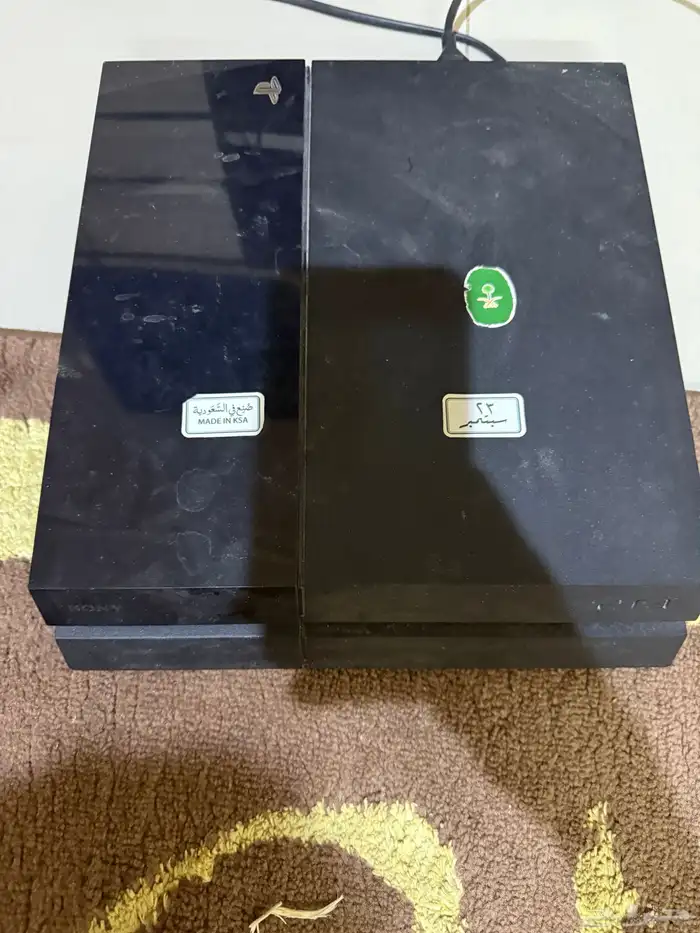 بلاستيشن 4 للبيع نضيف مع يدين شغال 0