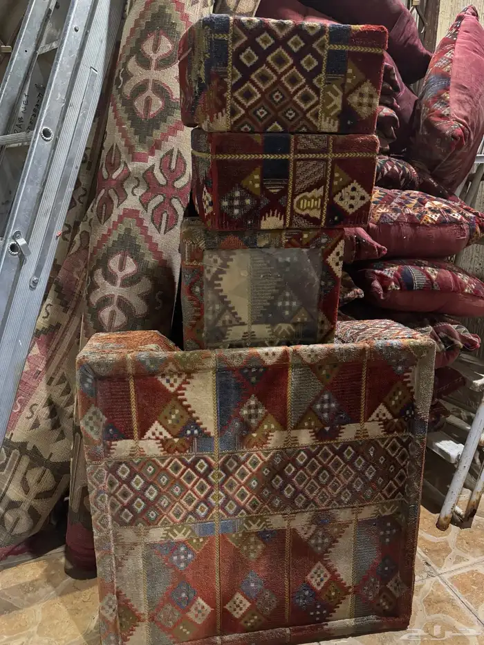 مدات ومساند وفرشات واربع طاولات 3
