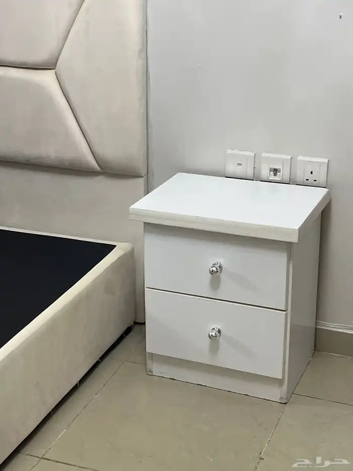 سرير وكمودينه ومرايا 0