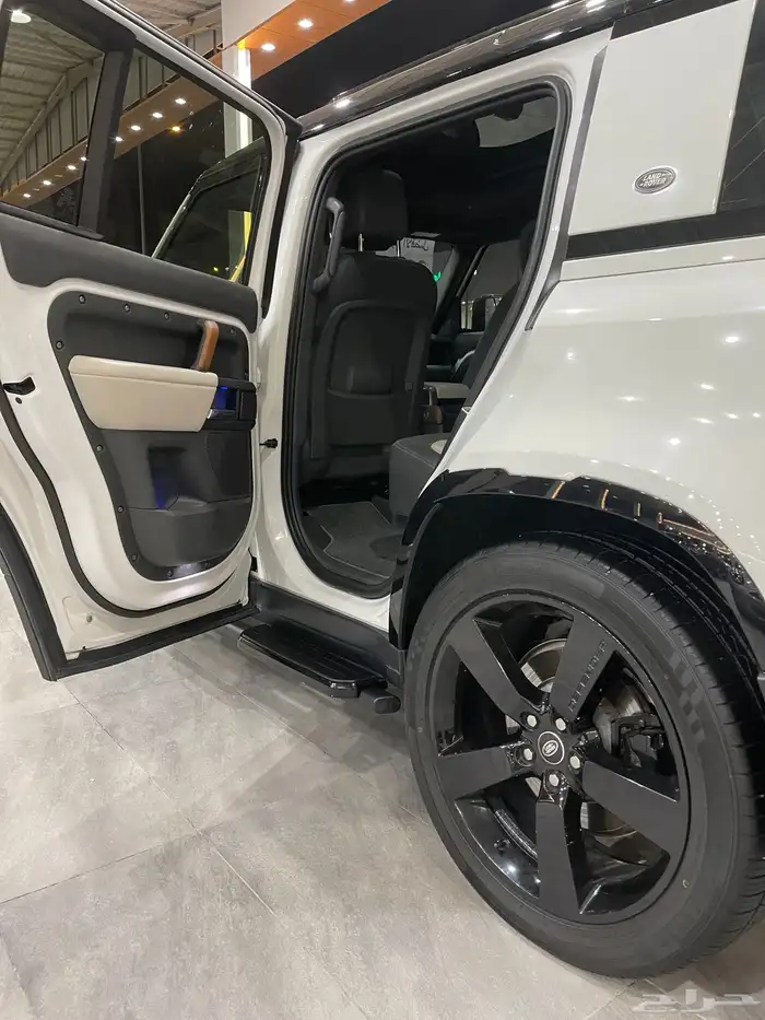 لاند روفر ديفندر P400 SE 2023 12