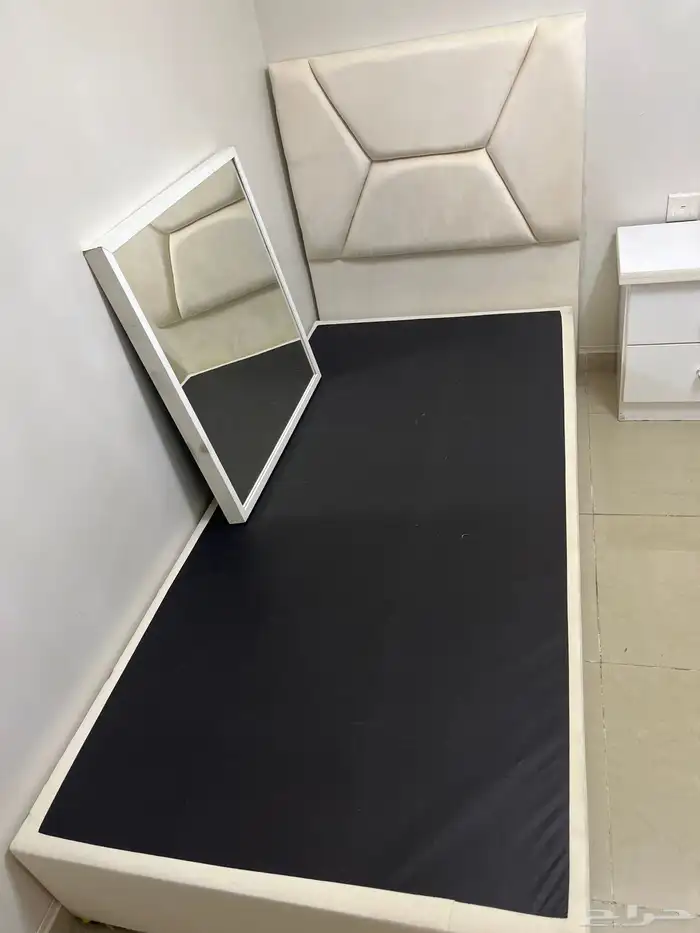 سرير وكمودينه ومرايا 1