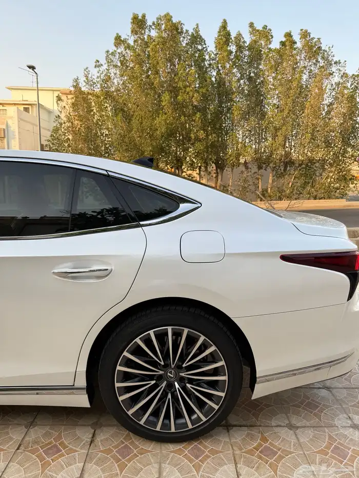 لكزس LS350 9