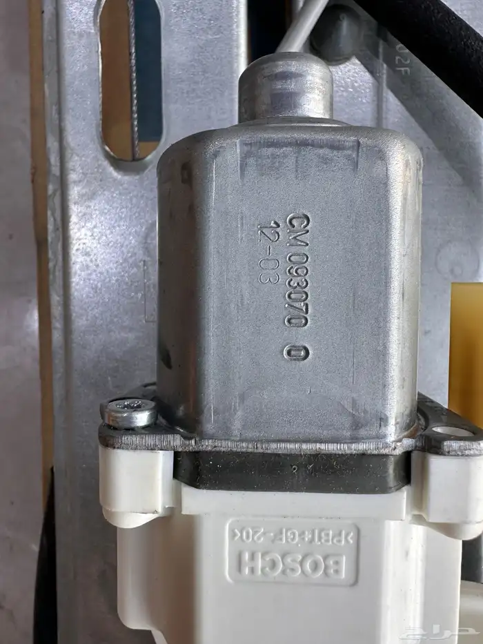 مكينة قزاز خلفي يسار جمس تركب من موديل 2007 لين 2014 اصلي 2