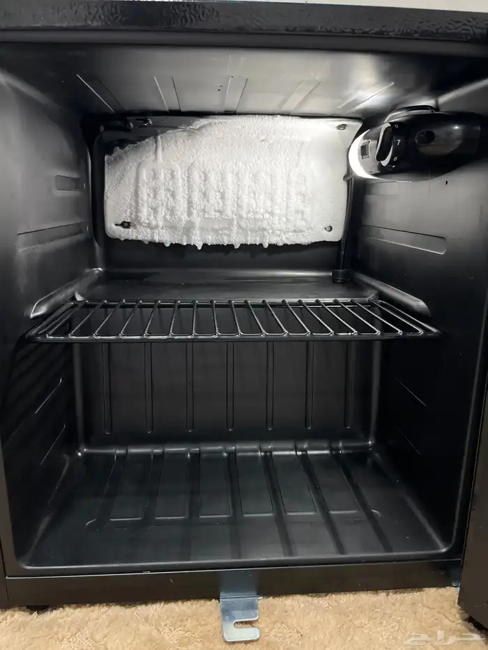 ثلاجه صغيره رف ونص جديده لها 4 شهور عندي وما احتاجها 0