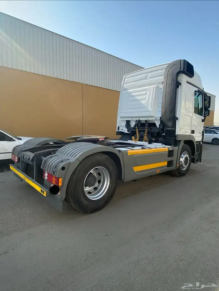 للبيع راس شاحنة اكتروس موديل 2011 3