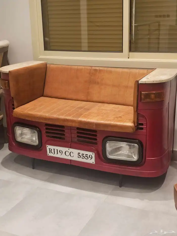 كرسي انتيك جلد طبيعي و حديد على شكل سياره باناره 0