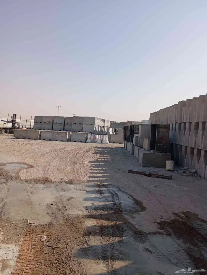 جميع انواع حواجز خرسانية مصدات حواجز قواعد انارة مناهل 0