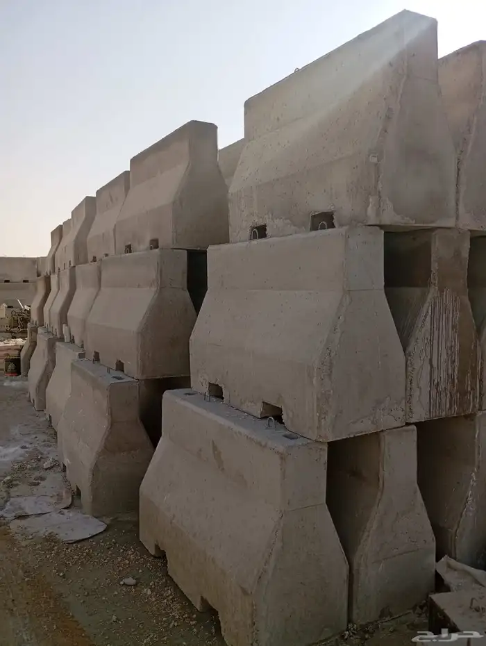 جميع انواع حواجز خرسانية مصدات حواجز قواعد انارة مناهل 2