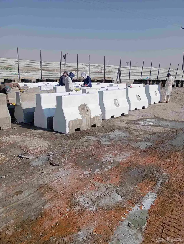 جميع انواع حواجز خرسانية مصدات حواجز قواعد انارة مناهل 5